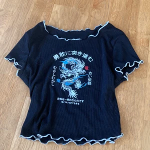 crop top med tryck  - Crop top med tryck på storlek XD från Shein