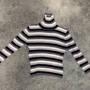 Randig tröja - Snygg randig polotröja som passar perfekt till allt! Väldigt stretchig så skulle säga att den kan passa allt från S-L💓 Hör av er för fler bilder!