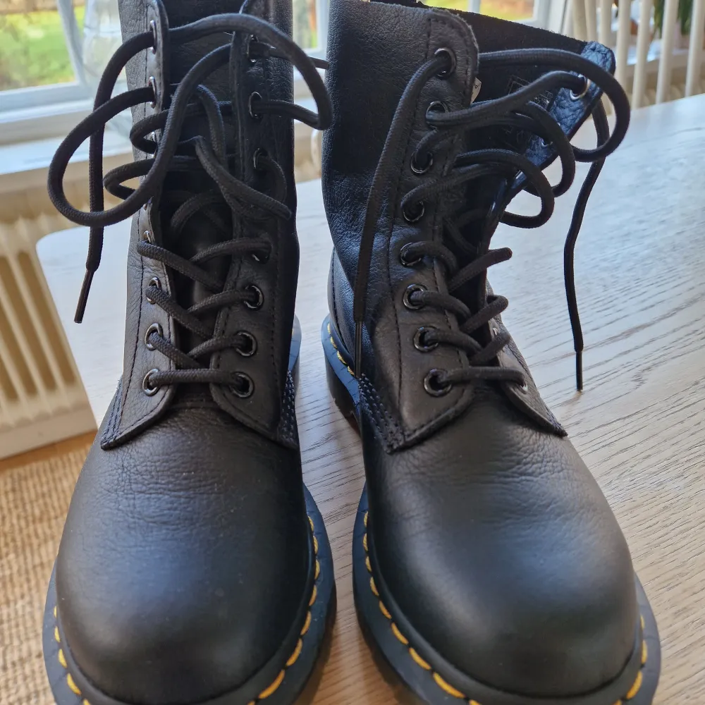 Dr Martens strl. 37 Använda 2 ggr men för små för mig!! :'(  Inget att anmärka på, kanske lite smuts och nån skrynkla i skinnet bara.   Kostar över 2k nya. . Skor.