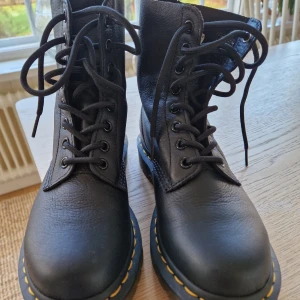 Dr martens strl 37! Superskick - Dr Martens strl. 37 Använda 2 ggr men för små för mig!! :'(  Inget att anmärka på, kanske lite smuts och nån skrynkla i skinnet bara.   Kostar över 2k nya. 