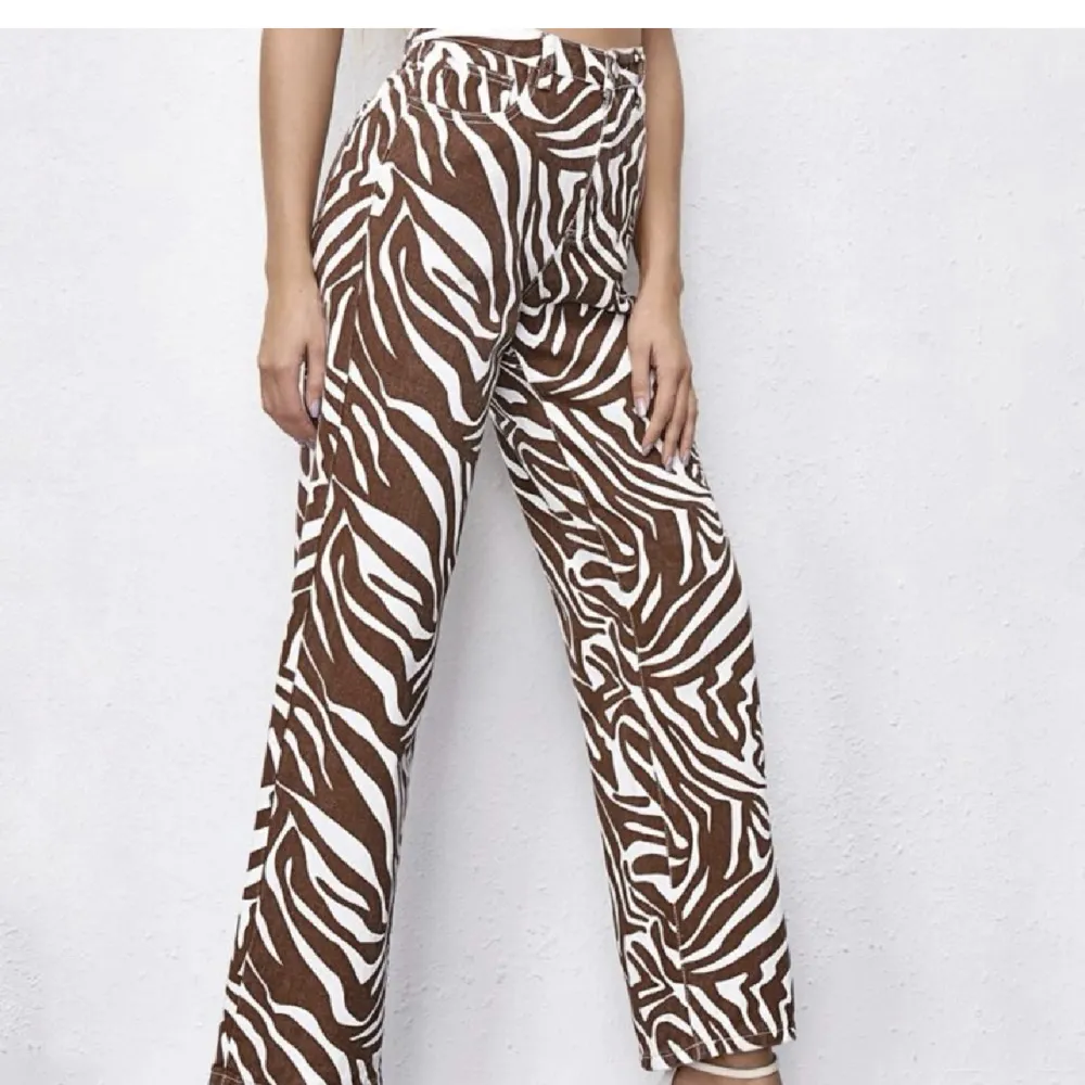 Helt nya zebra byxor från Shein. Jeans & Byxor.