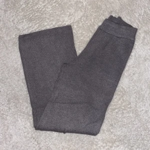 100 - Ribbade mjukisbyxor från ZARA. Långa stretchiga med flare byxben. 