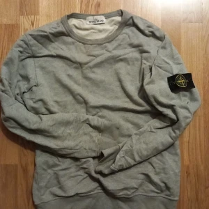 Stone island tjocktröja/swearshirt - Stone island tjocktröja köpt 2019 hos NK. Sparsamt använd. Bra grejer grabbar de bara o köpa. Finns självklart autencitetskod på insidan så man kan se att jag inte becknar på er nå fake grejer