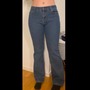 Lågmidjade bootcut jeans - Passar mig som är ca en m(170cm), min syster som är strl s och kan säkert passa dem som är lite större än mig också då de är stretchiga. Köpta second hand för 500kr, har själv aldrig använt. Fina detaljer på fickorna, sitter bra och är sköna:)