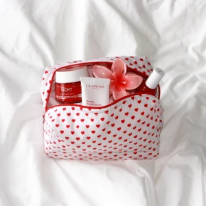 ALLA ❤️ DAG NECESSÄRER - INSTA: magnoliabagz  Säljer dessa fina necessärer som jag sytt själv med alla hjärtans dag tema som är den perfekta presenten för 14 februari. Finns i storlek Small (9x8x12 cm) Medium (10x12x20 cm, den på bild) och Large (20x17x15)! Går att tvätta💖💖💖💖