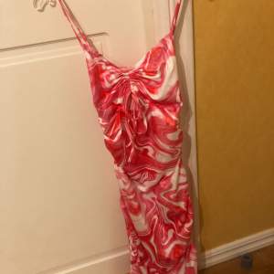 Fin rosa klänning från Shein Aldrig använd Justerbar i sidorna 