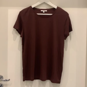 House of Dagmar, T-shirt - Säljer en mörkbrun t-shirt från märket House of Dagmar. Lös passform.  T-shirten är i bra skick, använd några gånger. Har en liten fläck (se bild 3).  Storlek: S. 