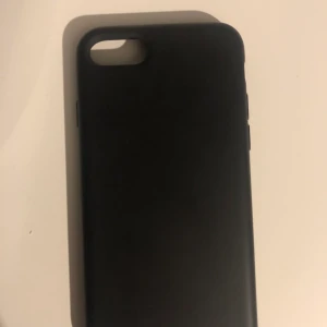 Mobilskal  - Mobilskal från Swappie. Använt i nån månad så det är i väldigt bra skick och inga fläckar. Till iPhone 8 Vet ej nypris så pris kan diskuteras 