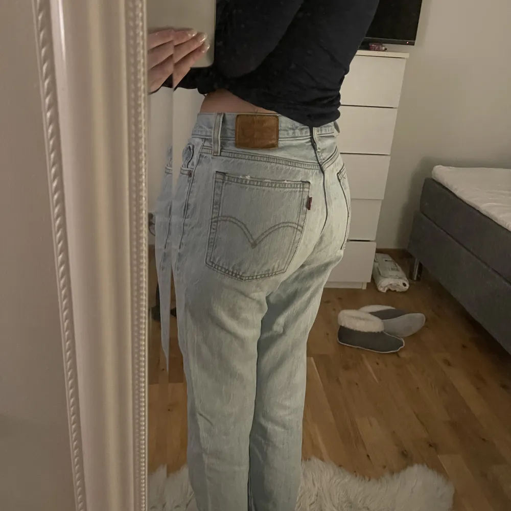 Levis wedgie straight. Lågmidjade jeans. Dessa är tyvärr för små för mig. Köparen står för frakten💞. Jeans & Byxor.