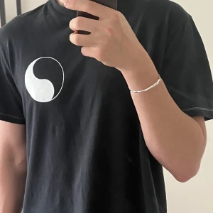 Our legacy t shirt  - Our legacy t shirt i topp skick, använd 2-3 gånger och endast tvättad en gång. Limiterat dropp och finns inte att köpa i butik längre. Storlek 50, vilket motsvarar ungefär M. 