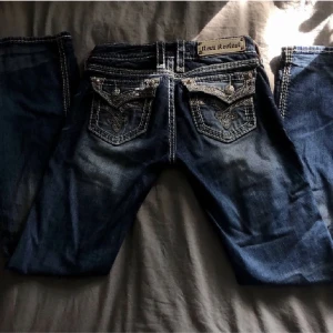 Rock revival jeans  - Intressekoll på mina assnygga rock revival jeans jag köpte här på plick❤️ i superfint skick, köpte för 700  Midjemått är 76 cm och innerbenslängd 80 cm, går ner till hälen på mig som är 171 Perfekt modell, bootcut och lowwaist (lånade bilder)