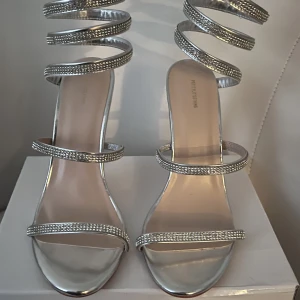 Klackskor med diamantband - Säljer mina klackar från prettylittlething. De passar tyvärr inte och det kostar att skicka tillbaka de. ❤️