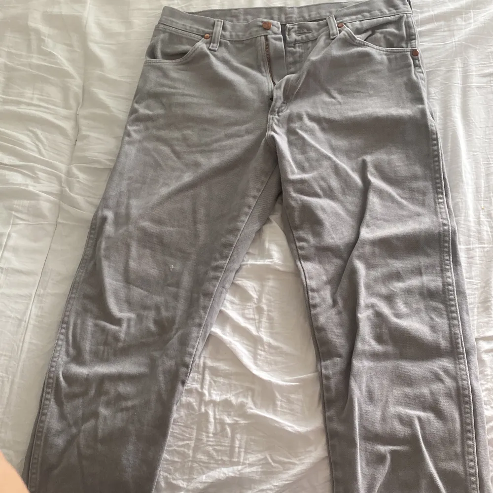 Gråa wrangler jeans i storlek 33x32! Säljer pga för stora, finns en liten flaw (se bild 3) . Jeans & Byxor.