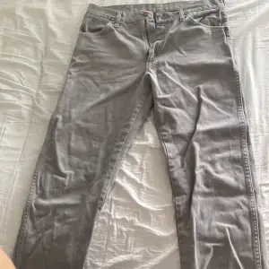 Gråa wrangler jeans i storlek 33x32! Säljer pga för stora, finns en liten flaw (se bild 3) 
