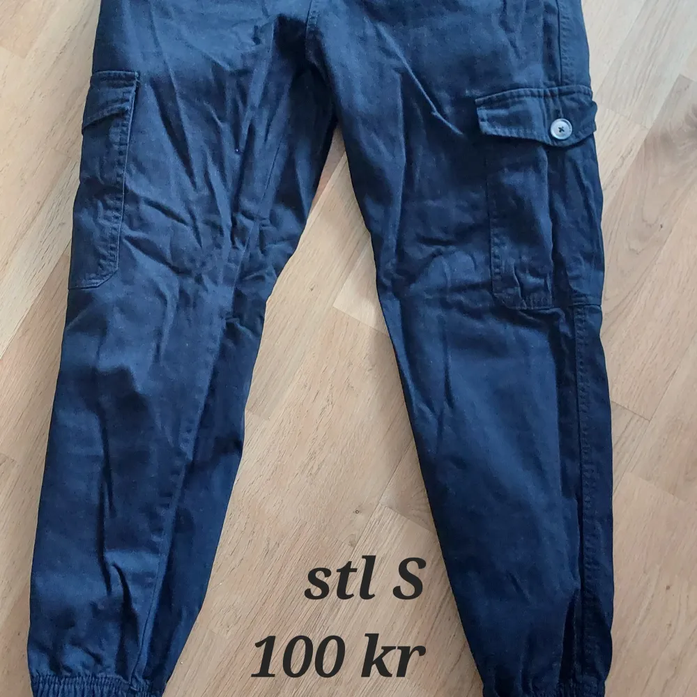 Säljer 3 par byxor i stl 40  Nyskick. Porto tillkommer . Jeans & Byxor.