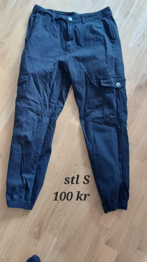 3 par byxor - Säljer 3 par byxor i stl 40  Nyskick. Porto tillkommer 