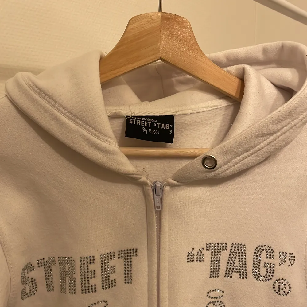 Hör av dig om intresse eller frågor den är inte använd jätte mycket. Cond 9/10. Priset är ej hugget i sten. Nypris 1700kr och är slutsåld överallt. Hoodies.