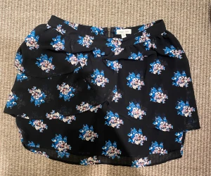 Kjol från Urban Outfitters - Blommig volangkjol från Urban Outfitters. Nyskick. Storlek S. 