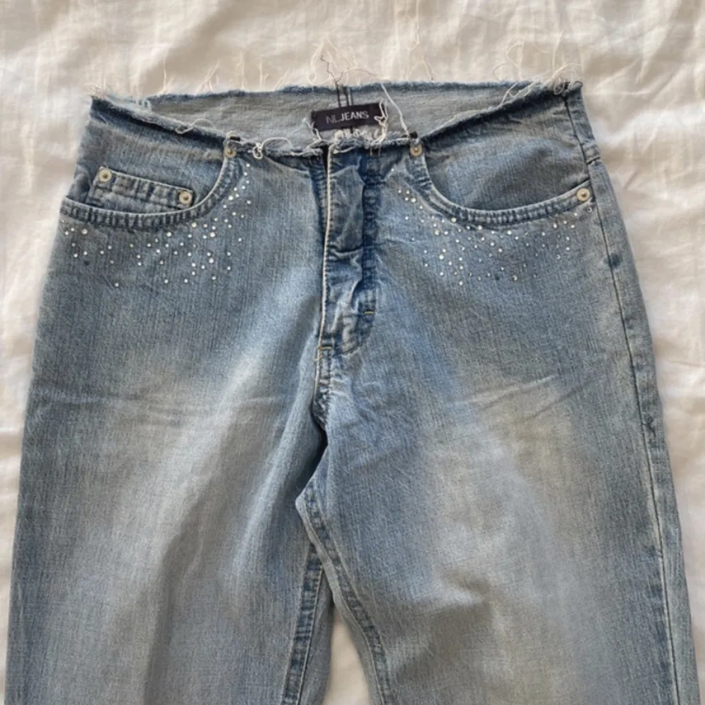 Lågmidjade jeans med rhinestones  köparen står för frakt. Jeans & Byxor.