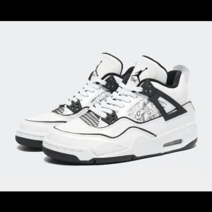 Jordan 4 Diy - Säljer dessa Jordan 4’s. Köpta på restock och är äkta!  Säljer då de är för små för mig och därav ej går att använda💓 har original kartong, meddela för fler bilder<33 använt sparsamt och fåtal gånger. Nypris: 3500kr 