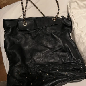 Svart väska  - Snygg Väska,  lite sliten i lädret men går att använda. 