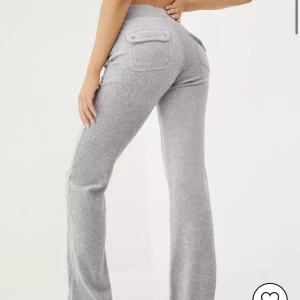 Juicy Couture mjukisbyxor - Säljer mina juicy då jag inte får någon användning för dom längre! Dom har inga fläckar eller liknande. Köpta för 1000kr på Nelly. Köparen står för frakten💗