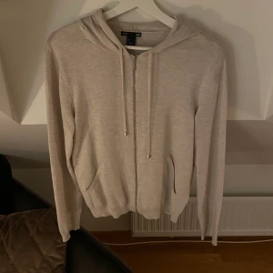 Tröja - Fin ljusbeige tröja från hm, knappt använd med köptes second hand, materialet är finstickat🤍 frakt tillkommer 