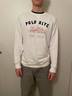 Ralph Lauren tröja  - En sweatshirt i fint skick. Lite tunnare matrial.