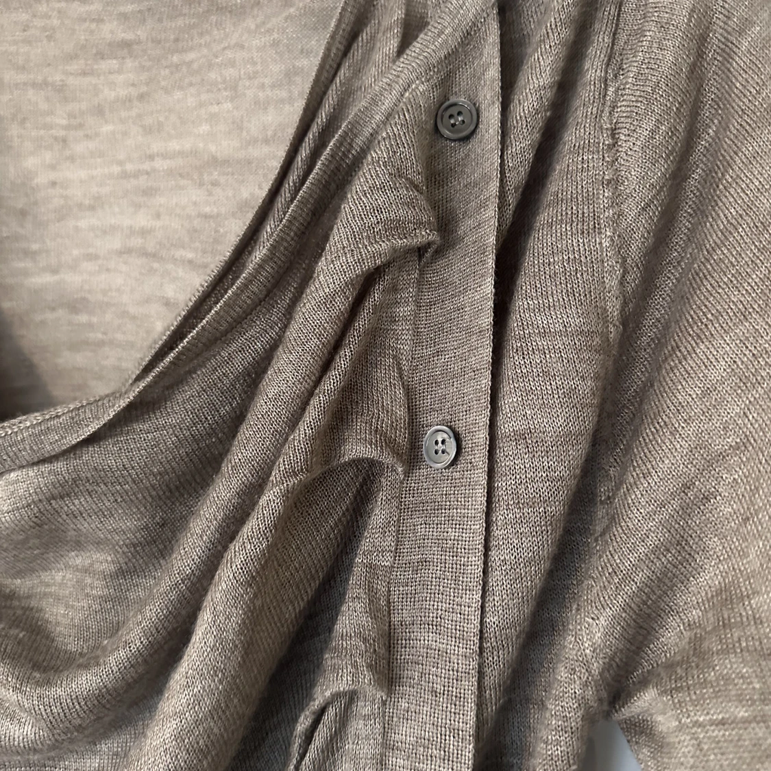 Kofta med fin draperingsknäppning - 90