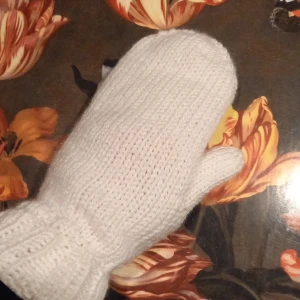 Nya vita vantar med lång mudd stl S/M - Nya vantar med lång mudd i fräscht vitt. Jag gar stickat dem i garn som är varmt, skönt och inte alls stickigt. Kan tvättas i 40 grader. Vantarna har lång mudd som värmer handlederna extra skönt. Pris 115 kr + frakt = 145 kr. Följ mig för nyheter!
