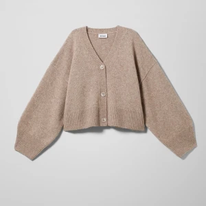 Stickad kofta från Weekday - Stickad kofta i ull från Weekday i storlek S. Blivit något mindre pga tvätt och även lite nopprig vilket enkelt går att ta bort. Nypris för denna var 600kr.