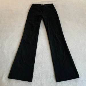 Only-kostymbyxor - Lågmidjade utsvängda svarta kostymbyxor, vintage Only! Jag är 173 cm, midjemåttet är ca 60 cm (väldigt strechiga!) och innerbenslängden 78 cm, men för små/tighta på mig 💛