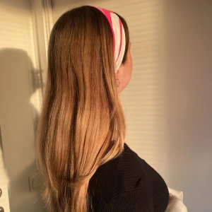 Hårband - Rosa och vitt hårband av secondhand tyg som jag sytt🪡💝