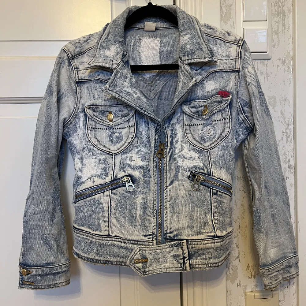 Jättefin jeansjacka från märket Nolita. Använd fåtal gånger så den är i väldigt fint skick. Rökfritt hem.  Storlek 34.   Nypris 2799kr,  mitt pris 250kr  Finns i Kungsbacka, kan skickas mot att köparen betalar frakten.. Jackor.