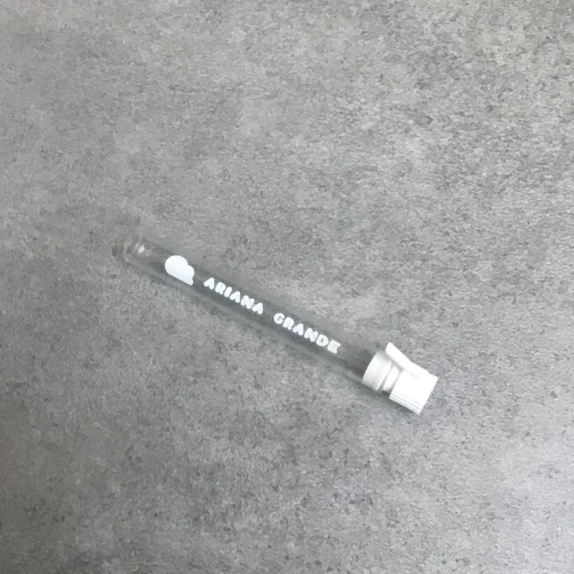 Ariana Grande parfym grej 