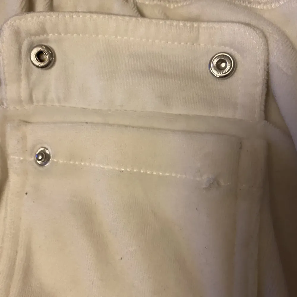 Säljer mina Juicy Couture byxor i storlek L i vitt. De är knappt använda och säljer pga att jag ej använder de. En knapp har dock lossnat vid fickan men det syns inte när fickan är stängd! Lägg gärna bud :). Jeans & Byxor.