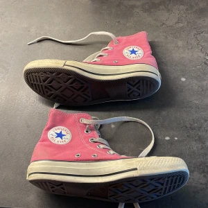 Converse  - Säljer ett par fina rosa converse i strl 36! Se bilder för skick ❤️