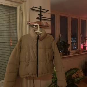 Teddyjacka Urban Outfitters strl S - Något croppad teddyjacka inköpt från Urban Outfitters några år sedan, strl S. Superfint skick, sparsamt använd. Nypris ca 800-900