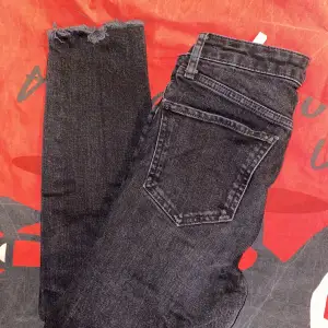 Svarta zara jeans i storlek 34. Säljer för att dem är förkorta för mig som är 168cm