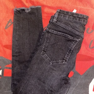 Zara jeans - Svarta zara jeans i storlek 34. Säljer för att dem är förkorta för mig som är 168cm