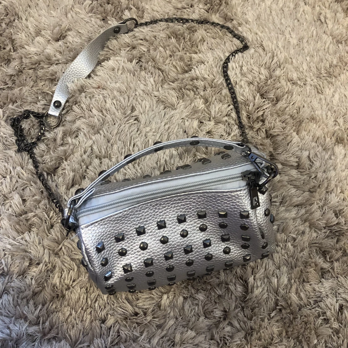 Silver väska med nitar - 90