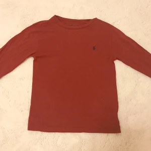 Röd Polo Ralph Lauren tröja  - Röd Polo Ralph lauren tröja med en liten logotyp💛                                                                                                     OBS postar endast efter swish och köpare står för frakten💛
