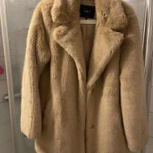 Snygg fejkpäls  - Säljer min snygga fejk päls. Knappt använd, jättemjuk och tjock.   Skicka meddelande för fler bilder! :)  