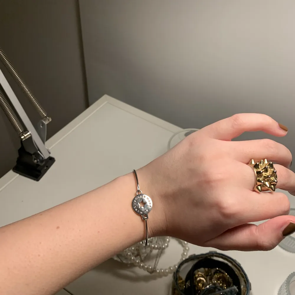 Så fin Marc Jacobs armband som tyvärr inte kommer till andvändning då jag endast andvänder guld smycken, aldrig använt!! . Accessoarer.