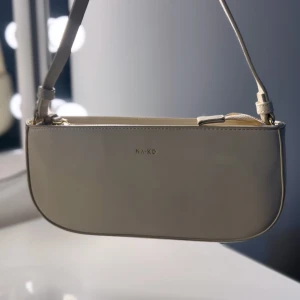 Beige väska  - Gamal väska som använts Max tvp gånger, endast 160 inkl frakt🤍