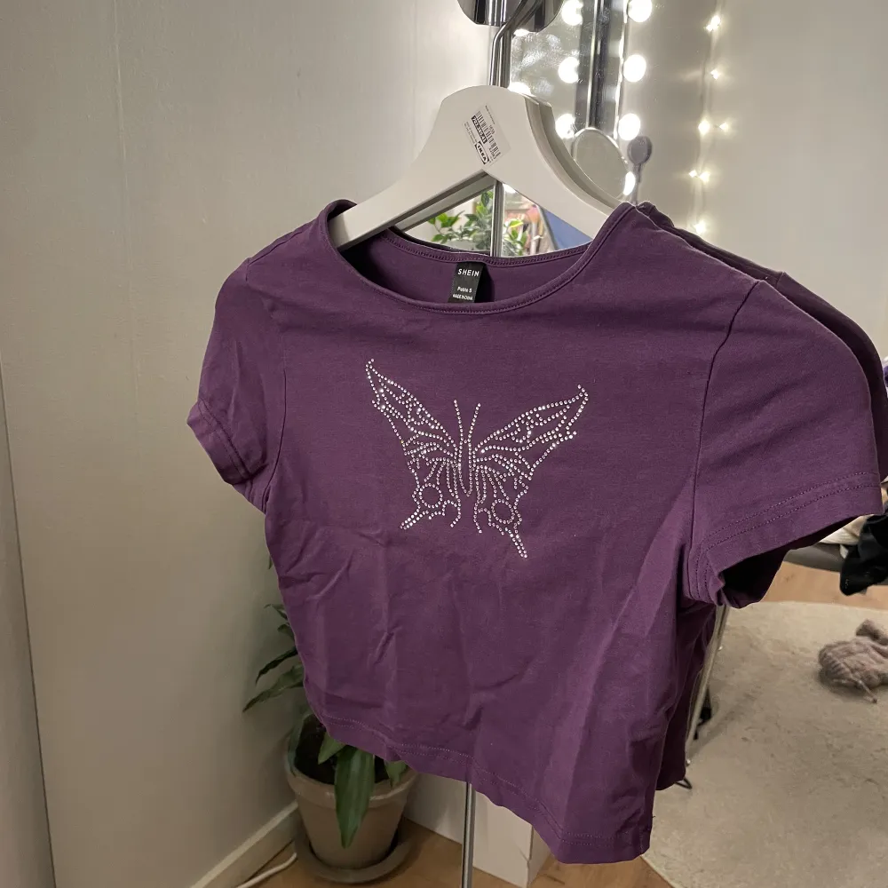 söt tshirt från shein som är använd en gång! 💜 . T-shirts.