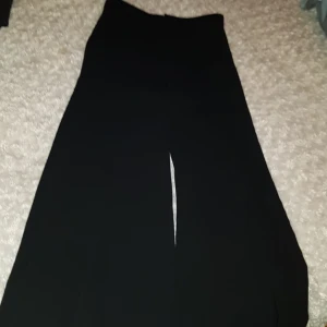 Kostymbyxor - Säljer ett par väldigt utsvängda  kostymbyxor i stl XS. Köparen står för frakten.     