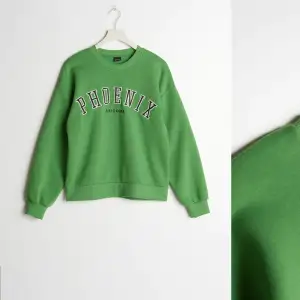 Grön sweatshirt med tryck från Gina tricot. Tröjan är i bra skick och använd fåtal gånger. Skickar gärna fler bilder på!