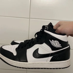 Jordan 1 mid carbon fiber - Säljer mina jordans som är för stora. Dom är äkta och kvitto finns pris kan diskuteras. för mer information får ni gärna skriva ett pm😁