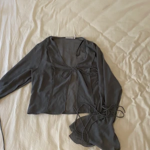Weekday blus - Grå/blå blus från Weekday med fina knyt detaljer! Knappt använd, storlek M